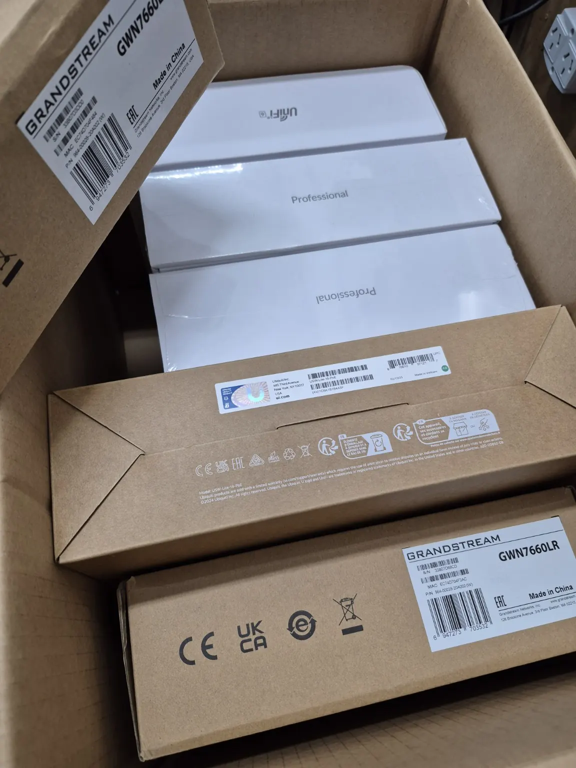 Material Grandstream y UniFi