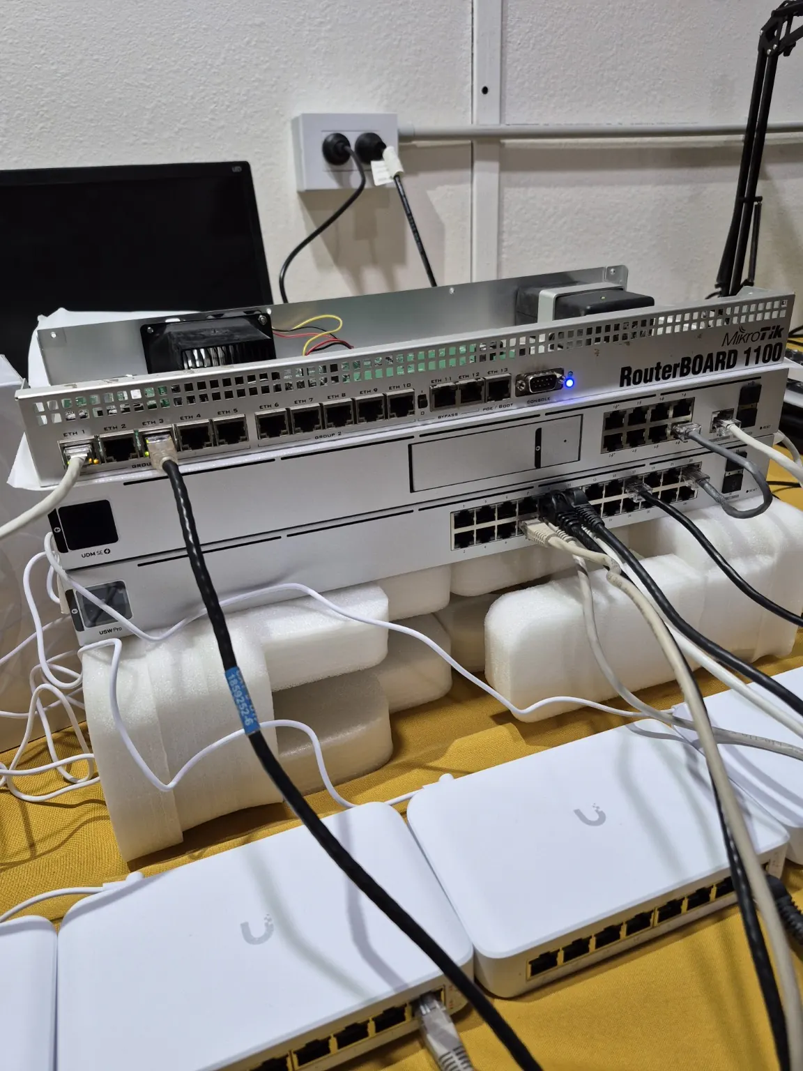 Equipos MikroTik y UniFi en banco de pruebas
