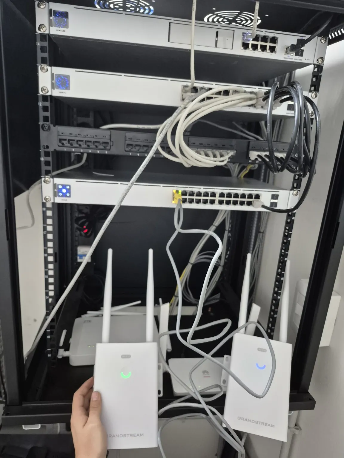Equipos de red y WiFi corporativo instalados en rack
