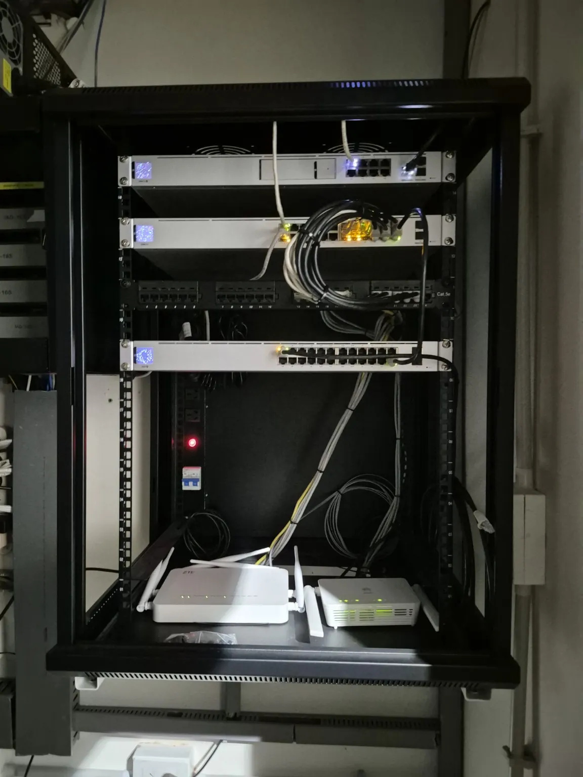 Rack de red con equipamiento Grandstream y UniFi